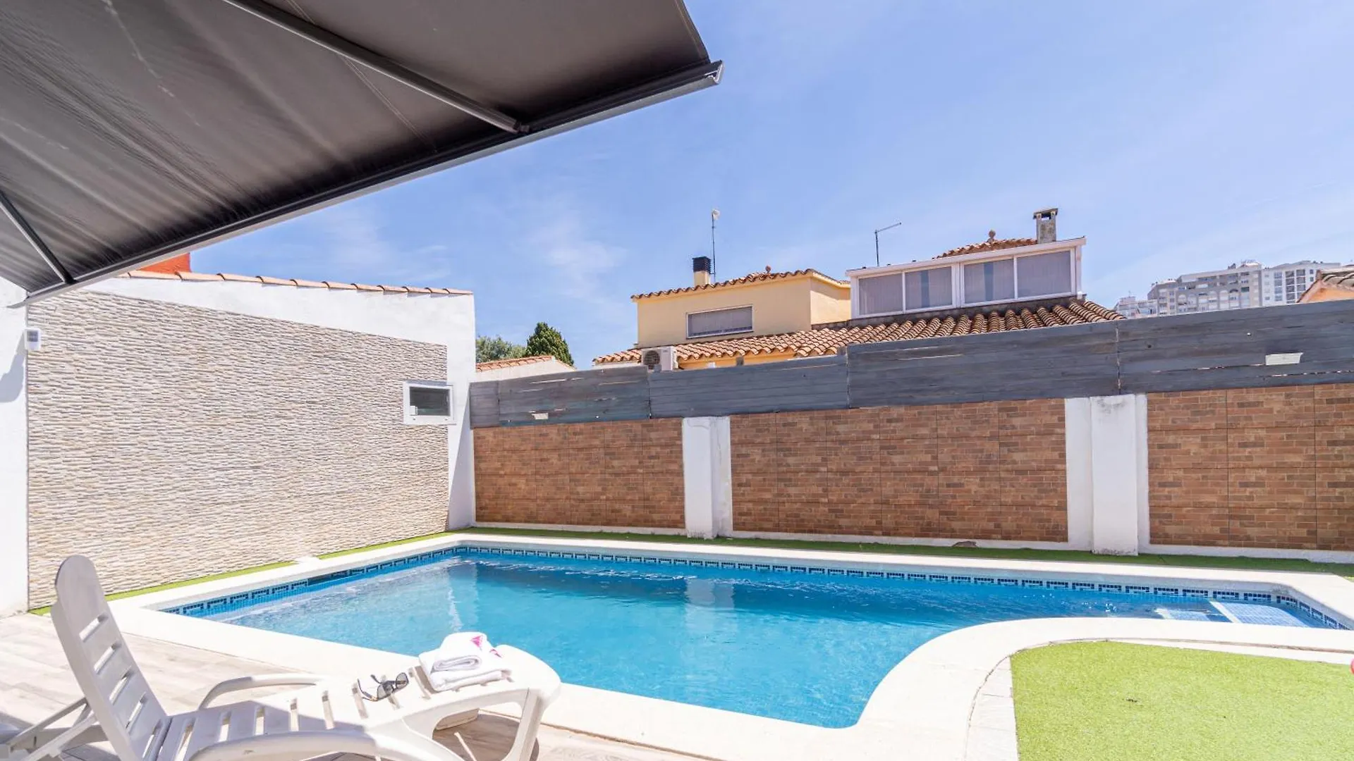 Apart-Rent Casa Con Piscina Montgri 0125 Empuriabrava